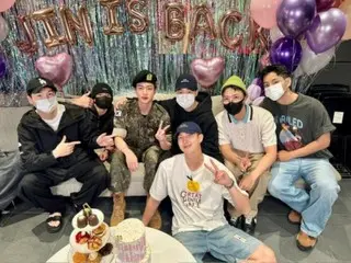 Foto grup dari ketujuh anggota dirilis... RM berkata kepada Jin, yang merupakan anggota pertama grup yang keluar, "Selamat atas keluarnyamu, Ayah."
