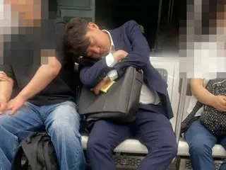 Anggota parlemen Partai Reformasi Baru Lee Jun-seok memotret tidur nyenyak di kereta bawah tanah: ``Kepada orang yang meminjamkan bahunya kepada saya, saya minta maaf karena mengganggunya dalam perjalanan pulang kerja.'' - Korea Selatan