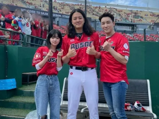 Aktor Shim Hyung Tak dan istrinya yang berusia 18 tahun lebih muda, Saya, berkencan di lapangan bisbol? Berpartisipasi dalam lemparan pertama dan upacara pukulan pertama, menarik perhatian karena “visualnya yang seperti boneka”