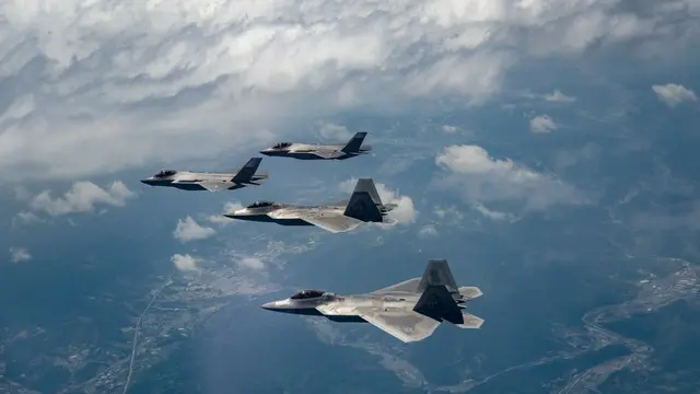 米韓軍、合同空中訓練を通じて北朝鮮に警告…米F22戦闘機と韓国空軍F35Aが作戦展開