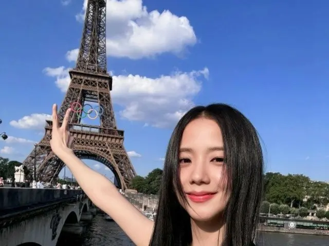 JISOO "BLACKPINK", kecantikan yang menarik perhatian Anda di depan Menara Eiffel