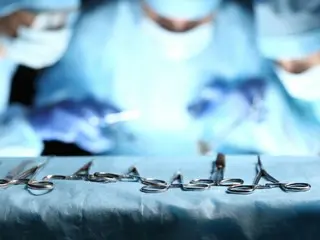 Pekerja Korea Selatan yang mengalami patah kaki menjalani operasi setelah 20 jam karena dia tidak dapat menemukan rumah sakit untuk menerimanya.