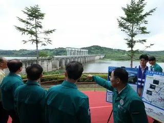 Menteri Unifikasi Korea Selatan mengunjungi Sungai Imjin... ``Pihak Utara harus memberitahukan terlebih dahulu mengenai ``pembongkaran bendungan'' sesuai dengan perjanjian antar-Korea.''