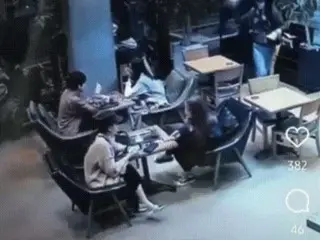 ``Pantero'' terjadi di sebuah kafe Korea...Melemparkannya ke wajah pelanggan dan melarikan diri