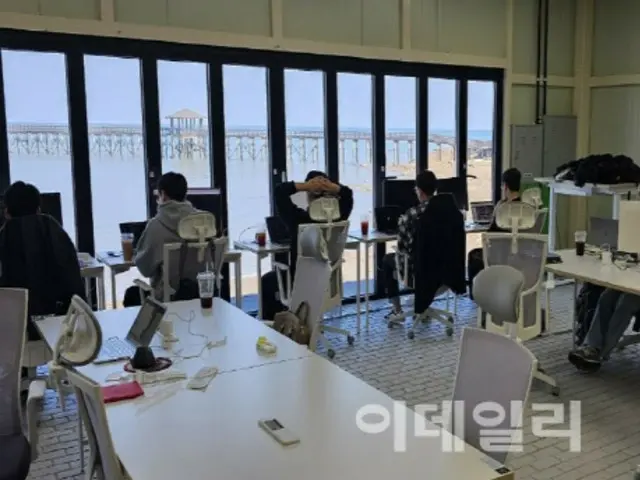 ``Memancing itu menyenangkan, tapi Anda juga bisa bekerja.'' ``Workcations'' yang memungkinkan Anda menyeimbangkan pekerjaan dan istirahat sambil memandangi laut sangat populer - laporan Korea Selatan