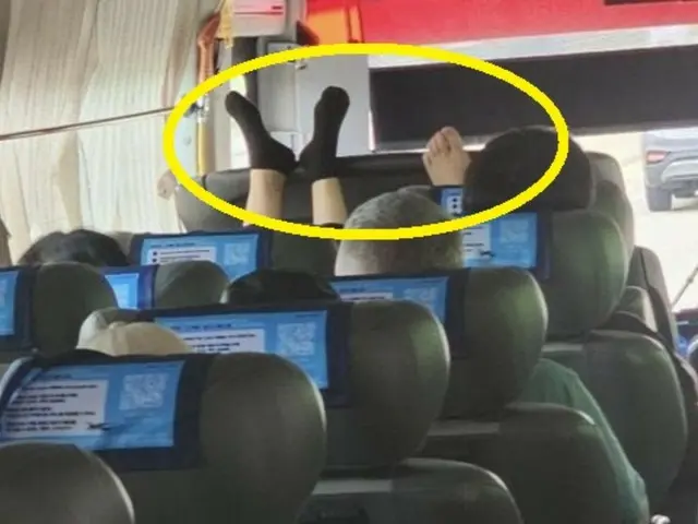「外国人が見たら恥ずかしい」…空港リムジンバスで運転席に足を上げたカップル＝韓国