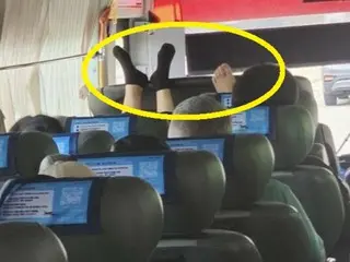 "Akan memalukan bagi orang asing melihat ini"...Pasangan dengan kaki di kursi pengemudi di bus limusin bandara = Korea Selatan