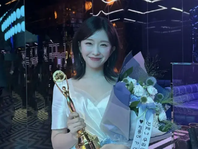Yoon GaYi "SNL" menerima Penghargaan Selebriti Wanita Baru "Blue Dragon Series Award"..."Saya datang untuk merayakannya...