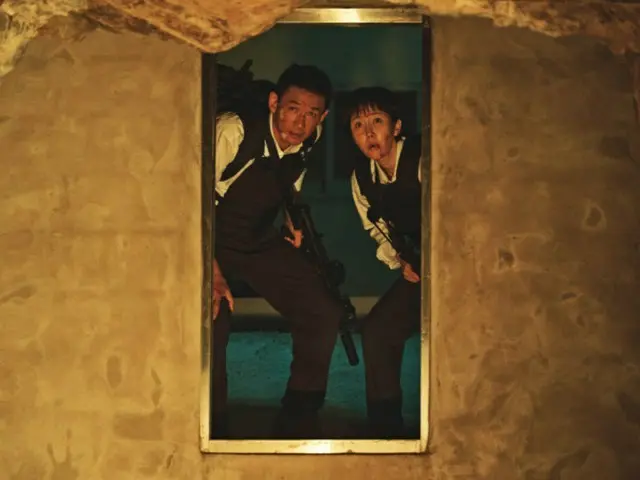 Film "Cross", aksi pasangan Hwang Jung Min dan Yeom Jeong A → kejar-kejaran mobil