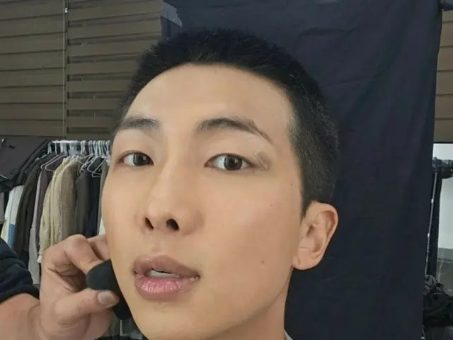 RM BTS, yang sedang menjalani wajib militer, memperingati "peringatan pertama memiliki kepala yang dicukur"... Dia terlihat keren bahkan dengan kepala yang dicukur