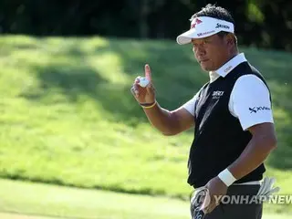 Choi Kyung-ju, 54, menjadi orang Korea pertama yang memenangkan British Senior Open.