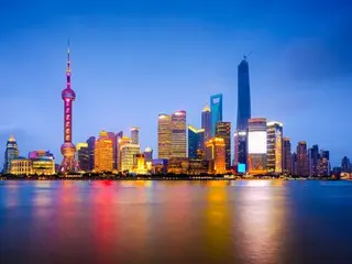 Shanghai, Tiongkok, total impor dan ekspor mencapai 2,1 triliun yuan pada semester pertama...naik 0,6% dari periode yang sama tahun lalu = Laporan Tiongkok