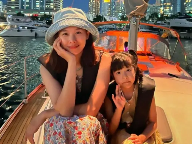 Aktris Cho Yoon-hee menghabiskan liburan musim panas bersama putrinya Roa... "Kamu persis seperti ibumu."