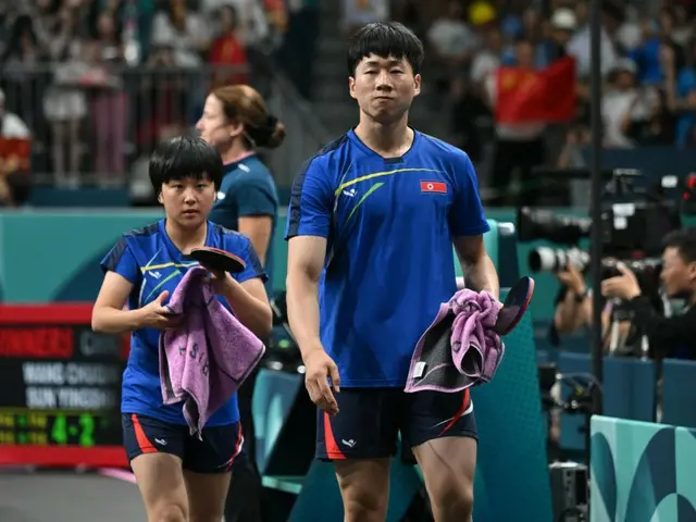 卓球混合ダブルスで銀メダルを獲得した北朝鮮ペアのキム・グムヨン、リ・ジョンシク