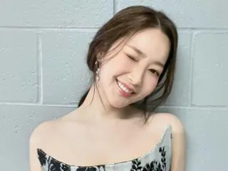 Apakah aktris Park Min Young tidak pandai dalam WINK? Dewi yang canggung dan cantik... Perhatikan bahunya yang off-shoulder dan ramping.