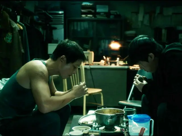 Song Joong Ki membintangi "In this Bastard World", video utama dua orang yang saling berhadapan dan melahap jjigae buatan sendiri dengan tangan mereka telah dirilis