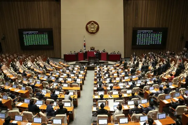 野党が単独で「全国民25万ウォン支援法」を可決＝韓国