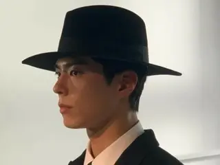 Visual topi fedora Park BoGum yang lembut...terlihat seperti film noir