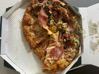 ``Pizzanya ada di satu sisi, tolong kembalikan uangnya kepada saya.'' Ketika manajer toko pizza memeriksa kamera pengintai, dia melihat sosok yang tidak terduga = Korea Selatan