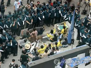 Mahasiswa didenda dalam sidang kedua karena duduk di dekat patung gadis = Korea Selatan