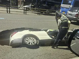 Sebuah jalan di Seoul tiba-tiba ambruk... Sebuah mobil jatuh ke dalam lubang.