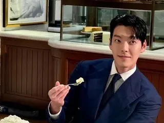 Kim WooBin, bahu lebar dan otot lengan kuat... Bahkan dalam gaya tanpa lengan, dia terlihat keren