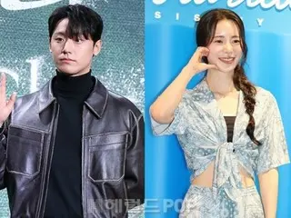 Aktor Lee Do Hyun, yang saat ini menjalani wajib militer, meresmikan pernikahan teman kuliahnya... Pacarnya Lim Jiyeon juga hadir.