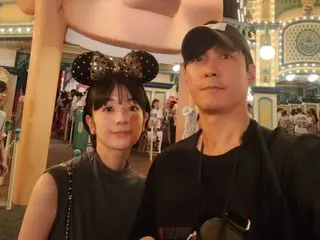 Aktor Shim HyungTak terkesan dengan kunjungan pertamanya ke Disneyland, di mana bukan hanya Mickey...Dia rukun dengan Saya dan mengambil foto verifikasi