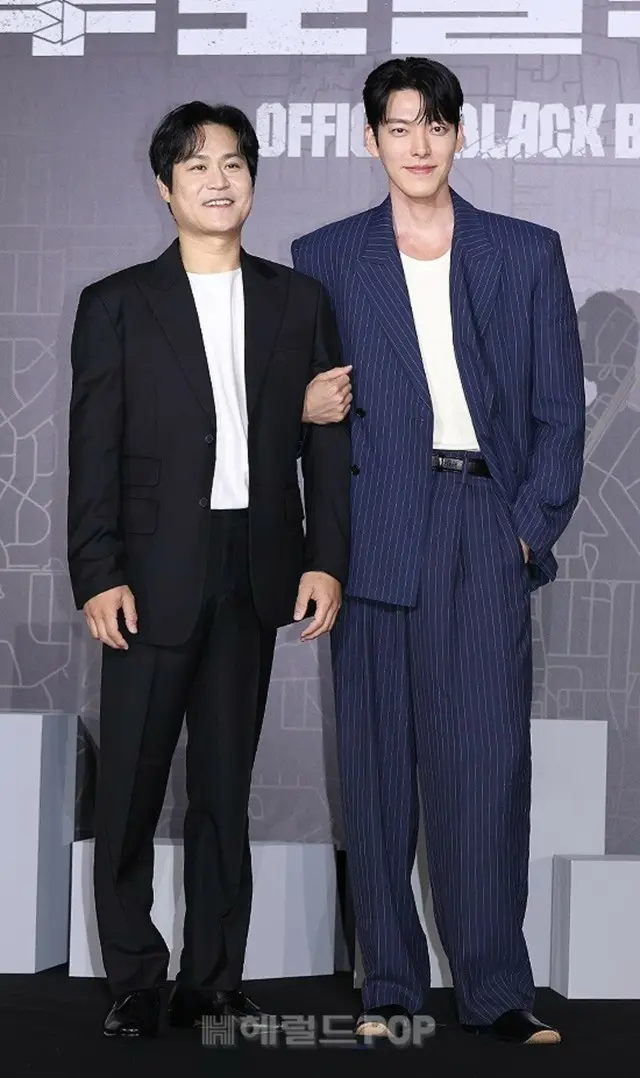 ポーズを取るキム・ソンギュンとキム・ウビン2