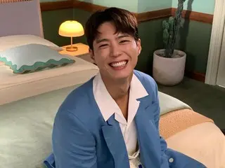 Aktor Park BoGum mengungkap adegan syuting iklan dengan senyum lebar...Anda hampir bisa mendengar tawa