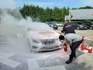 Kebakaran terjadi di dalam kendaraan di area layanan jalan tol...Api dipadamkan oleh petugas pemadam kebakaran yang sedang tidak bertugas = Laporan Korea Selatan