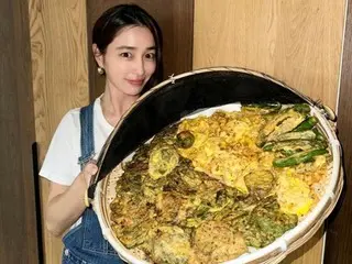 Aktris Lee Min Jung menyiapkan banyak pancake untuk Chuseok...keranjang yang lebih besar dari wajahnya