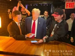 Trump membeli hamburger dengan Bitcoin di bar bertema kripto di New York