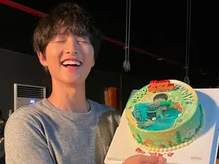 Aktor Song Joong Ki, Saya tidak percaya dia adalah ayah dari dua anak... Kecantikan mudanya yang tidak berubah dan senyuman seperti bayi