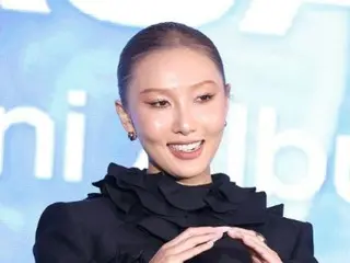 HwaSa (MAMAMOO) menampilkan koreografi yang belum pernah terjadi sebelumnya dengan "butt dance" untuk lagu barunya "NA"... "Itu provokatif, tapi saya yakin tidak ada niat buruk"