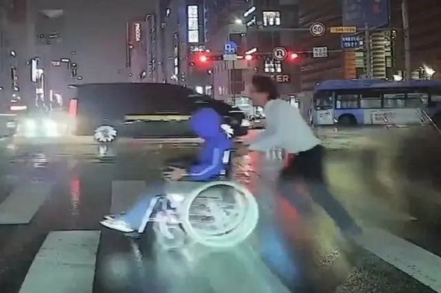 雨の中、10車線道路を走った…横断歩道で車椅子の障害者を助けたバス運転手＝韓国