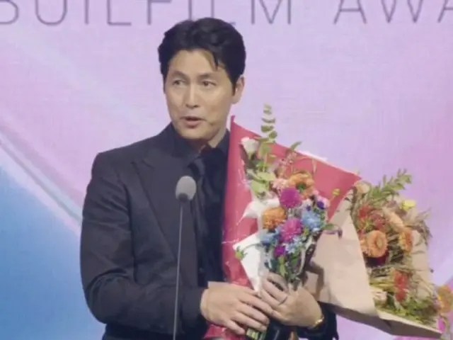 [BIFF Busan Film Awards] Jung Woo Sung untuk "Spring in Seoul" memenangkan Penghargaan Aktor Terbaik untuk pertama kalinya sejak debutnya... Rekan mainnya Hwang Jung Min juga menerima penghargaan tersebut