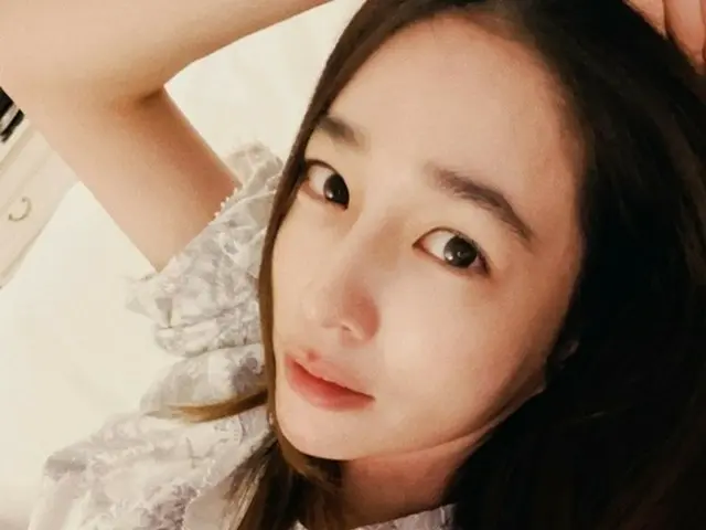 Aktris Lee Min Jung terlihat cantik bahkan ketika berbaring untuk foto... "Hari ini adalah hari bungsuku"