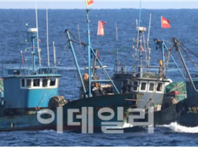 Sebuah kapal nelayan Tiongkok disita karena penangkapan ikan ilegal di lepas pantai Socheongdao, Incheon.