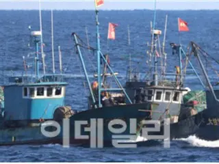 Sebuah kapal nelayan Tiongkok disita karena penangkapan ikan ilegal di lepas pantai Socheongdao, Incheon.