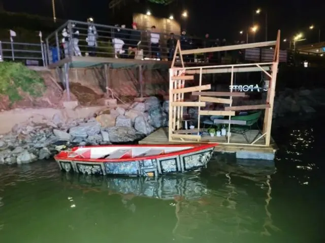 ``Perahu tidak sah'' menyelamatkan 4 orang di Sungai Han pada hari festival kembang api = Korea Selatan