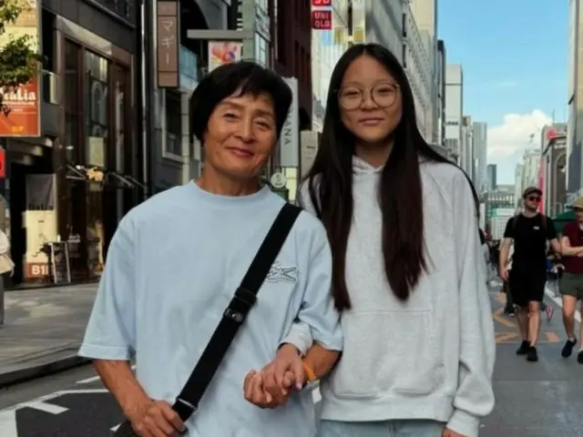 Yoshihiro Akiyama merilis foto putri kesayangannya Choo Sarang dan ibunya untuk "kencan generasi ke-3" mereka... "Kamu berhasil menyamai tinggi badan SHIHO."