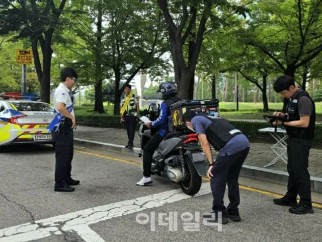 二輪車のを取り締まりを行う警察(写真＝一山東部警察署提供)