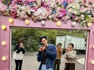 Aktor Kim WooBin mengautentikasi mobil kopi hadiah... Visual yang menyegarkan