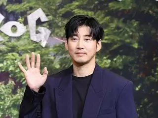 Yoon Kye Sang mengadakan fanmeeting 'LOG' untuk memperingati 20 tahun debut aktornya