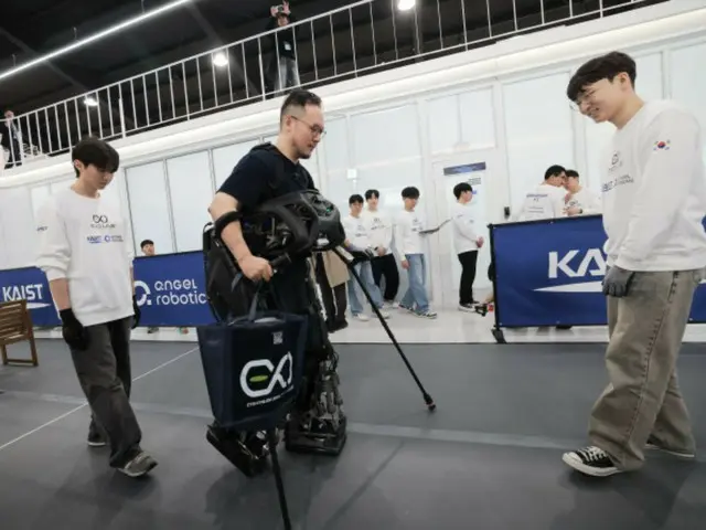 Institut Sains dan Teknologi Lanjutan Korea memperkenalkan robot yang dapat dipakai untuk penyandang disabilitas, sehingga memudahkan pasien lumpuh total untuk berjalan = Korea Selatan