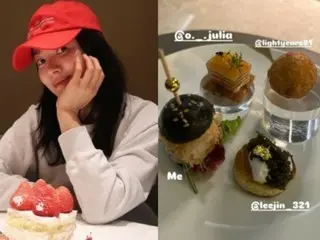 Girls' night out bersama aktris Song Hye Kyo, Ok Ju Hyun dan teman lama lainnya...Orang bilang mereka makan makanan enak.