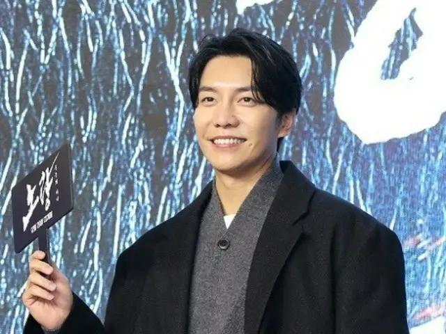 Lee Seung Gi dalam film "Big Family" mencoba peran sebagai pendeta kepala bintang...Dia benar-benar mencukur rambutnya