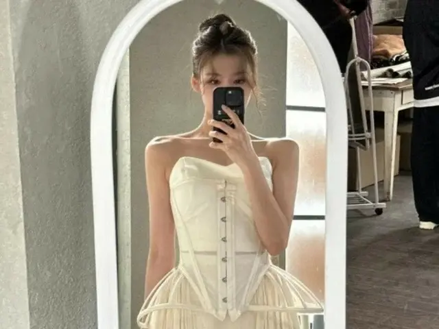 Sana "TWICE" merilis foto selfie yang memperlihatkan décolletage cantiknya dalam balutan gaun tembus pandang berwarna putih bersih