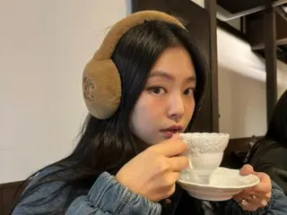 Busana "penutup telinga" JENNIE (BLACKPINK) terlalu lucu! ...Ini akan menjadi keributan besar ketika keluar.